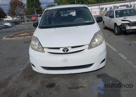 2010 Toyota Sienna Ce z USA, uszkodzony, nr VIN 5TDKK4CCXAS297664